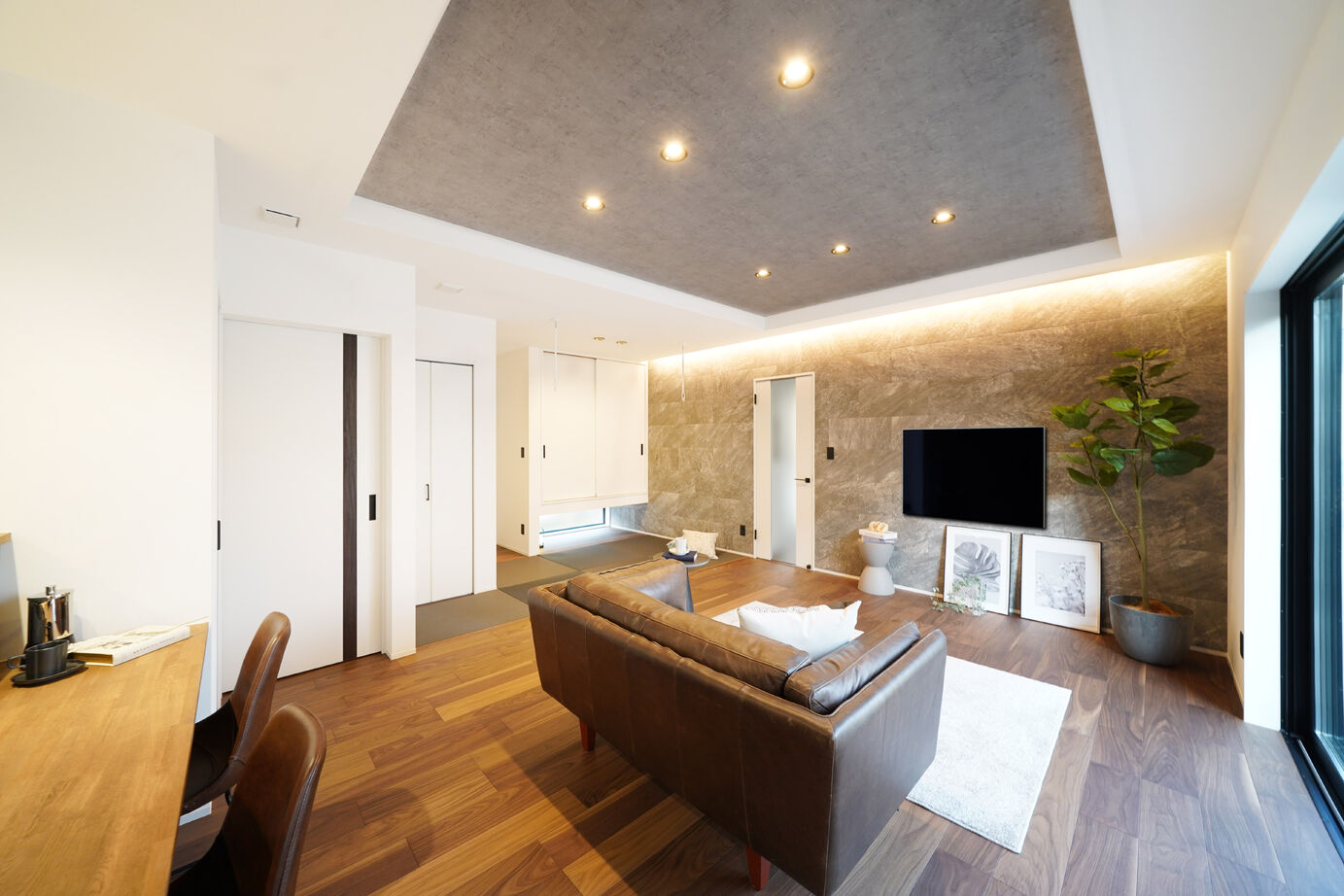 東建ビルダー 【佐野市/3LDK/37.5坪/2200万円】開放感×高級感×暮らしやすさ。ヴィンテージモダンスタイル半平屋の建築実例画像2