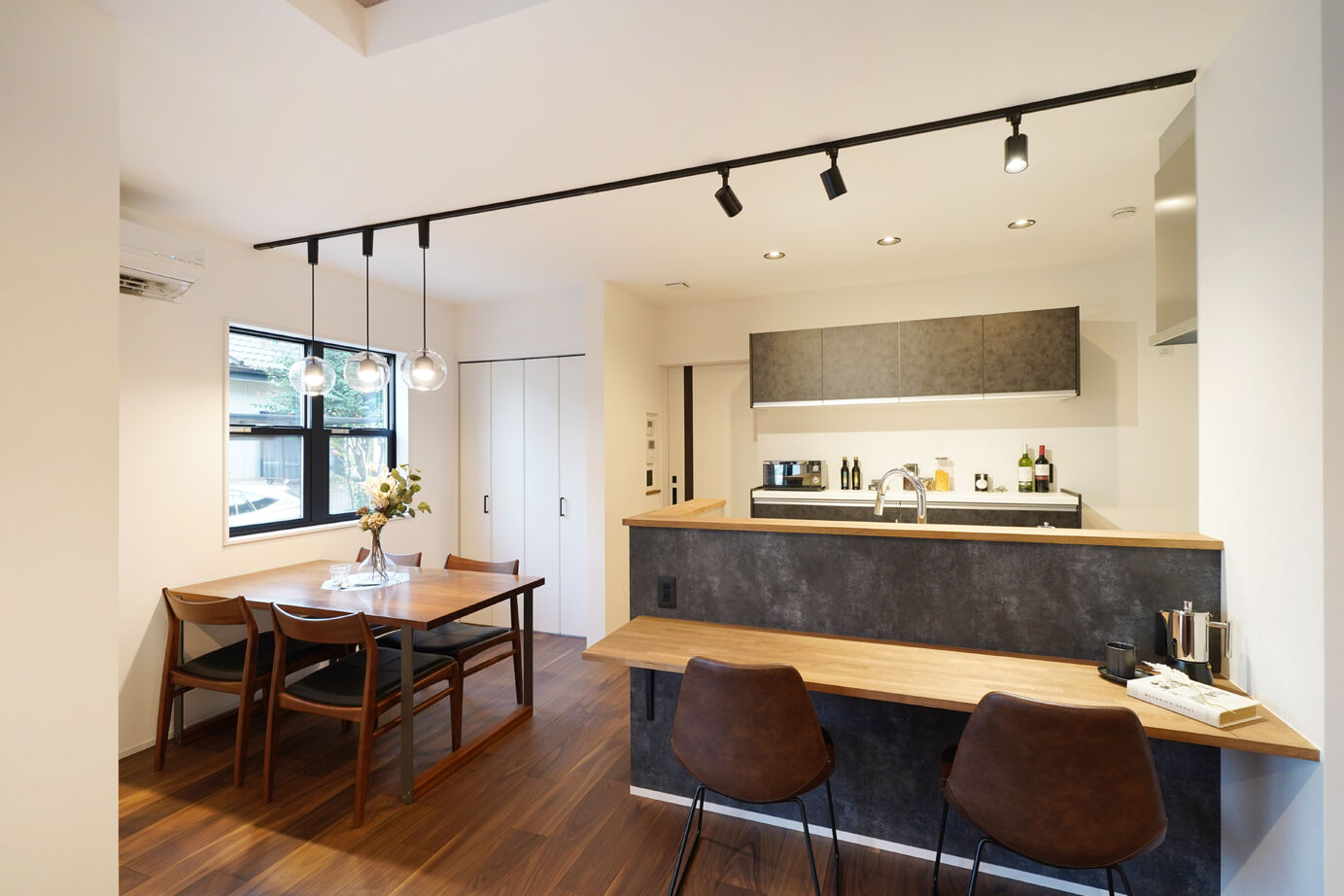 東建ビルダー 【佐野市/3LDK/37.5坪/2200万円】開放感×高級感×暮らしやすさ。ヴィンテージモダンスタイル半平屋の建築実例画像3