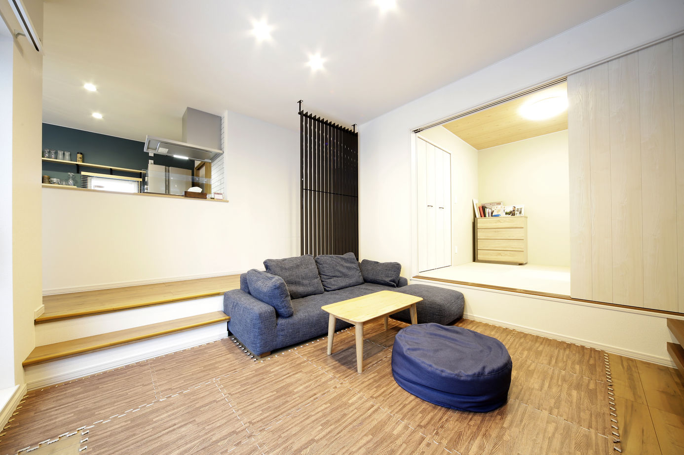 豊栄建設 【37坪/間取り図有/3人暮らし】リビングは39cmの高低差。こだわりぬいた自由設計ならではの住まいの建築実例画像