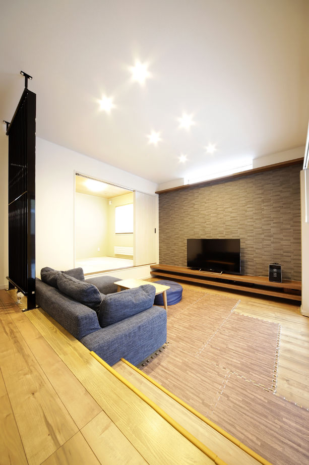 豊栄建設 【37坪/間取り図有/3人暮らし】リビングは39cmの高低差。こだわりぬいた自由設計ならではの住まいの建築実例画像2