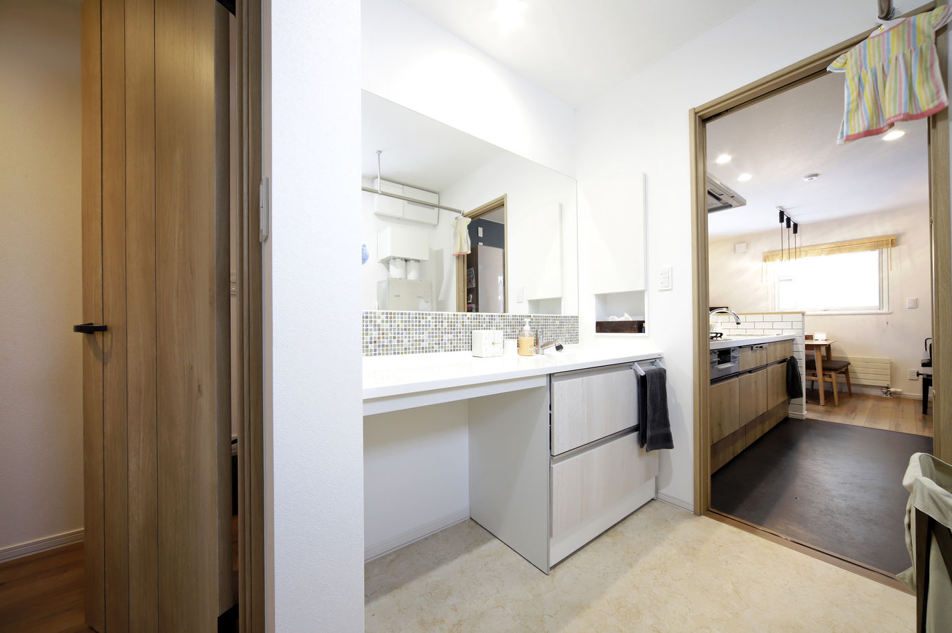 豊栄建設 【37坪/間取り図有/3人暮らし】リビングは39cmの高低差。こだわりぬいた自由設計ならではの住まいの建築実例画像4