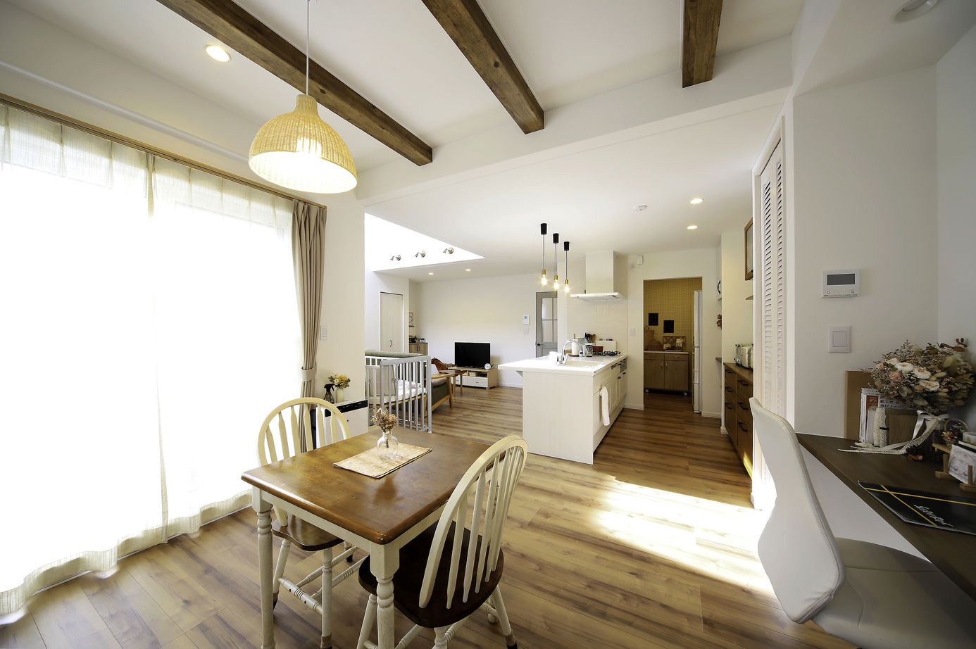 豊栄建設 [~1999万円/約35坪/間取図/３人家族]「梁見せ天井」や「見せるキッチン」などアイデアが盛りだくさんの家の建築実例画像2