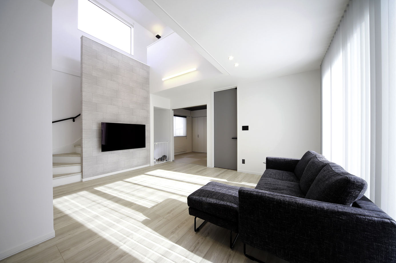 豊栄建設 【2000万円台/42坪/モダン/カーポート】理想だった「ホテルライクなリビング」がある住まいを実現した家の建築実例画像2