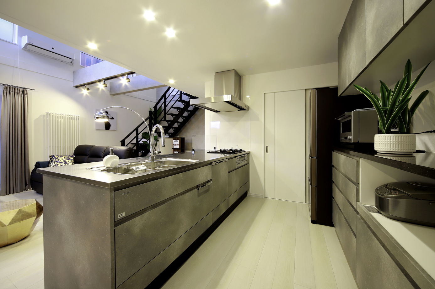 豊栄建設 【33坪/間取り図有/2人暮らし】好きなことに、とことんこだわり実現した大きな吹抜けリビングのある家の建築実例画像4