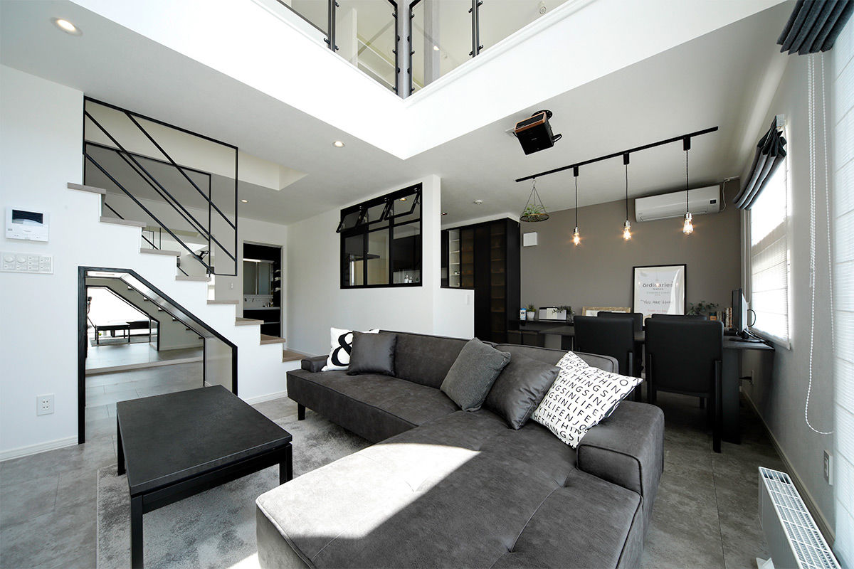 豊栄建設 【苫小牧市/吹抜け】玄関を入ると開放的な大空間。個々の時間を過ごす遊び心と家族の集いを感じる住まいの建築実例画像