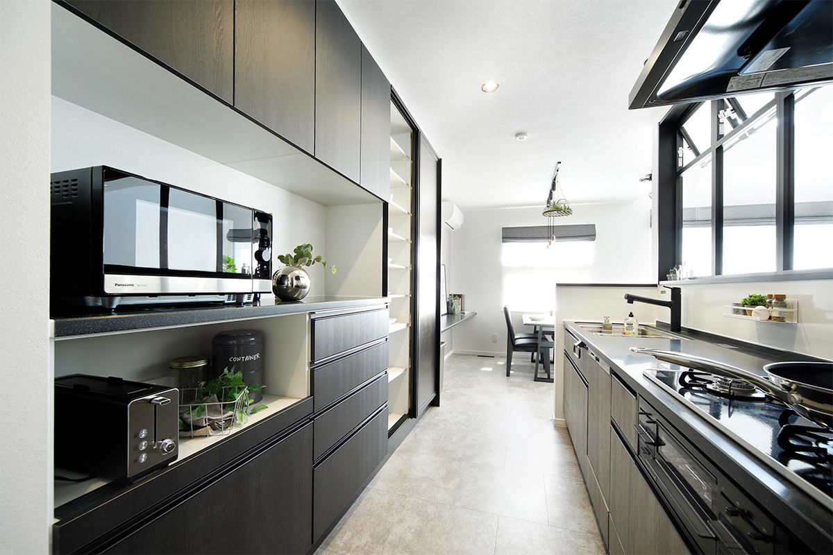 豊栄建設 【苫小牧市/吹抜け】玄関を入ると開放的な大空間。個々の時間を過ごす遊び心と家族の集いを感じる住まいの建築実例画像3