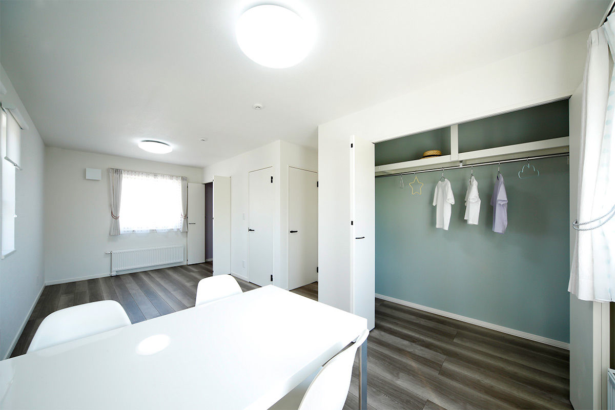 豊栄建設 【苫小牧市/吹抜け】玄関を入ると開放的な大空間。個々の時間を過ごす遊び心と家族の集いを感じる住まいの建築実例画像10