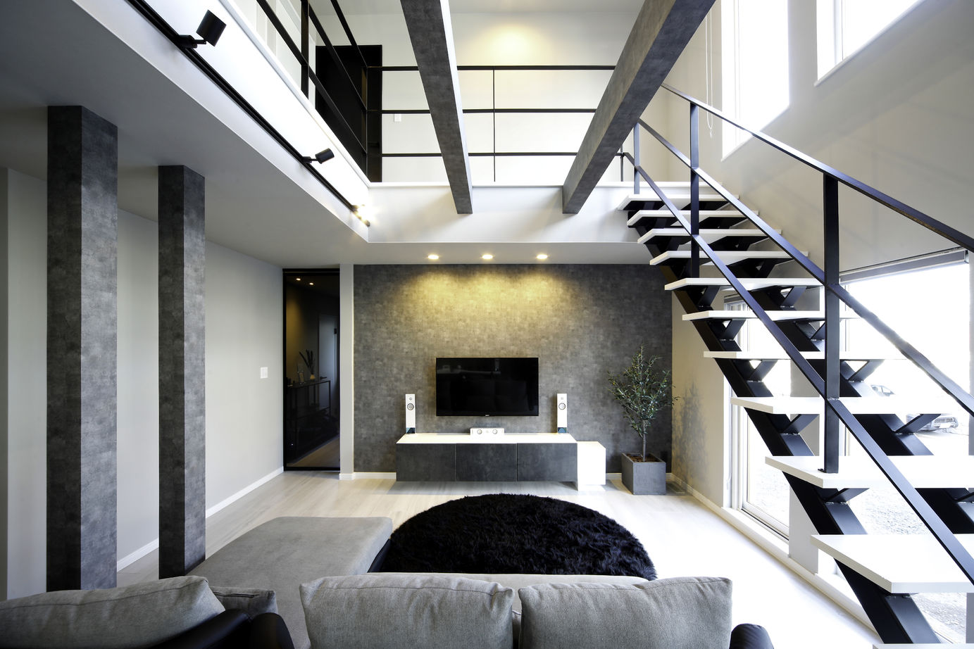 豊栄建設 【札幌市/吹抜け/モダン/スケルトン階段】贅沢な吹き抜けで、違う場所にいても家族を感じられる住まいの建築実例画像