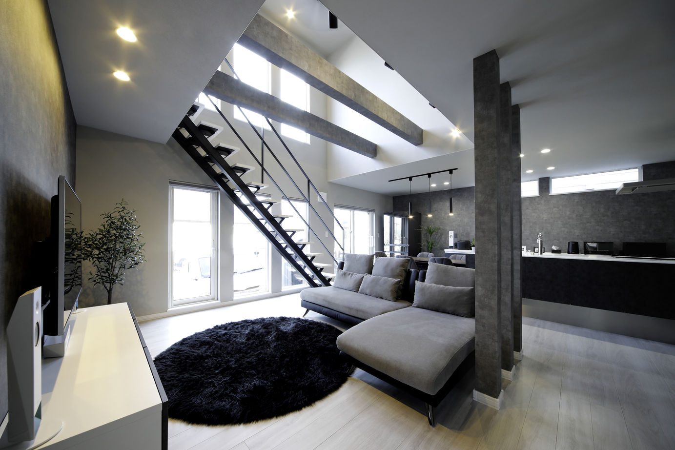 豊栄建設 【札幌市/吹抜け/モダン/スケルトン階段】贅沢な吹き抜けで、違う場所にいても家族を感じられる住まいの建築実例画像2