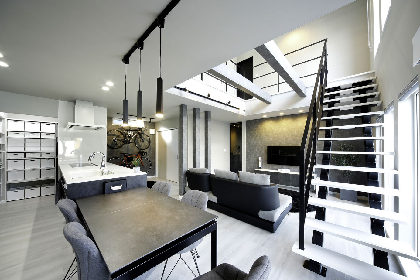 豊栄建設 【札幌市/吹抜け/モダン/スケルトン階段】贅沢な吹き抜けで、違う場所にいても家族を感じられる住まいの建築実例画像3