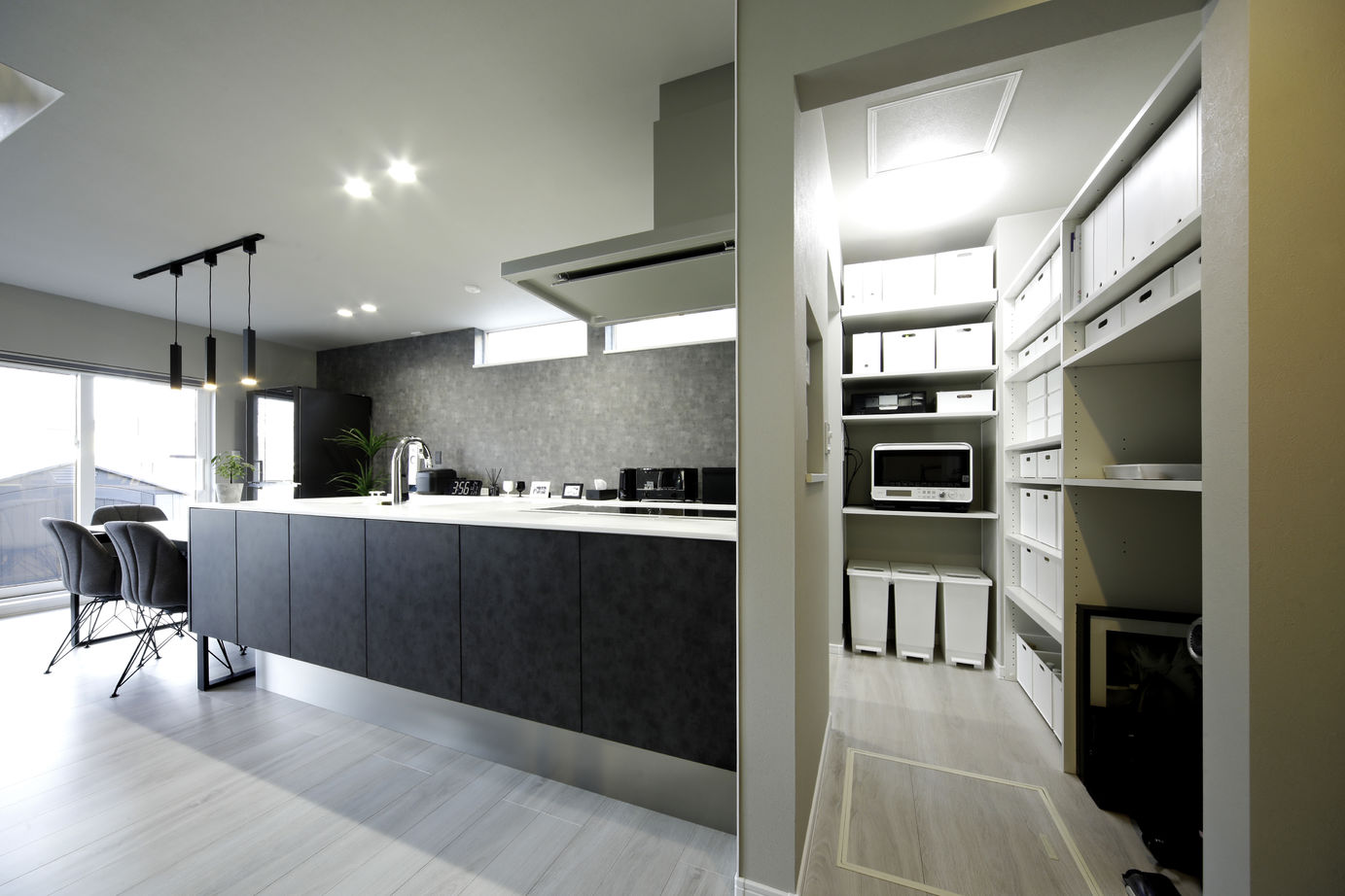 豊栄建設 【札幌市/吹抜け/モダン/スケルトン階段】贅沢な吹き抜けで、違う場所にいても家族を感じられる住まいの建築実例画像7