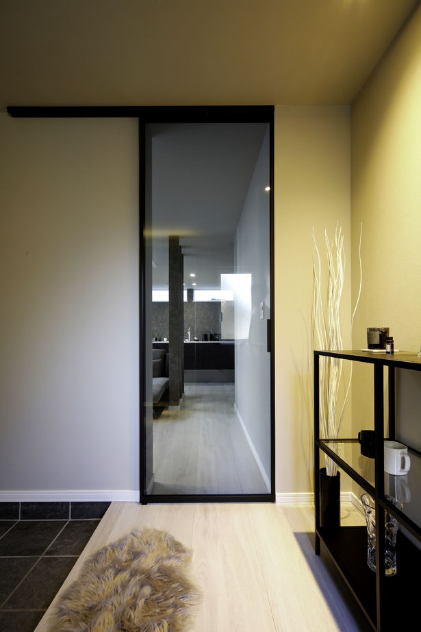 豊栄建設 【札幌市/吹抜け/モダン/スケルトン階段】贅沢な吹き抜けで、違う場所にいても家族を感じられる住まいの建築実例画像9