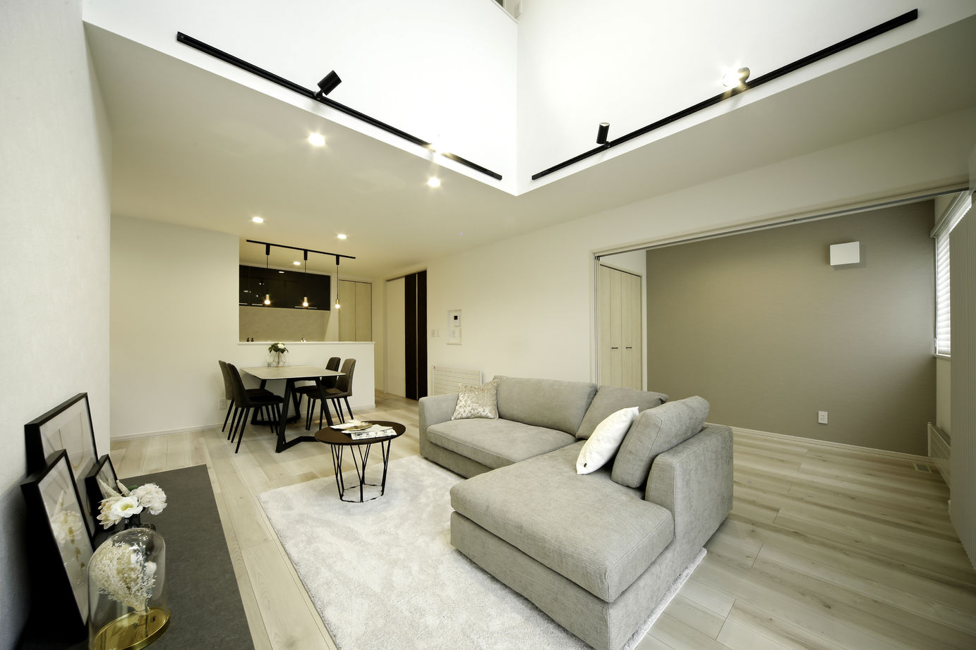 豊栄建設 【札幌市/吹抜け/モダン/ホテルライク】オンとオフを切り替えやすい洗練されたホテルライクな住空間の建築実例画像