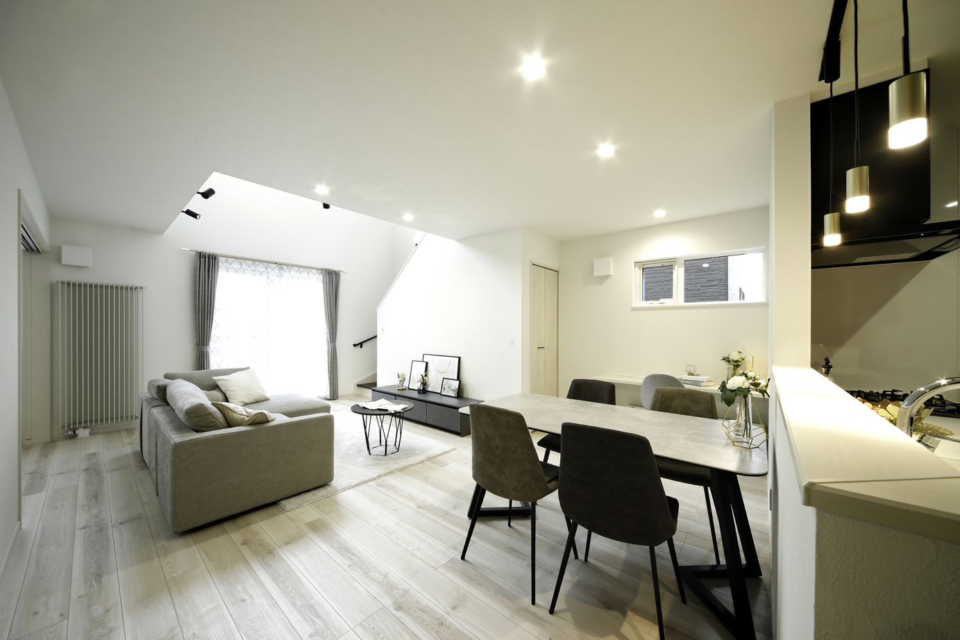 豊栄建設 【札幌市/吹抜け/モダン/ホテルライク】オンとオフを切り替えやすい洗練されたホテルライクな住空間の建築実例画像2