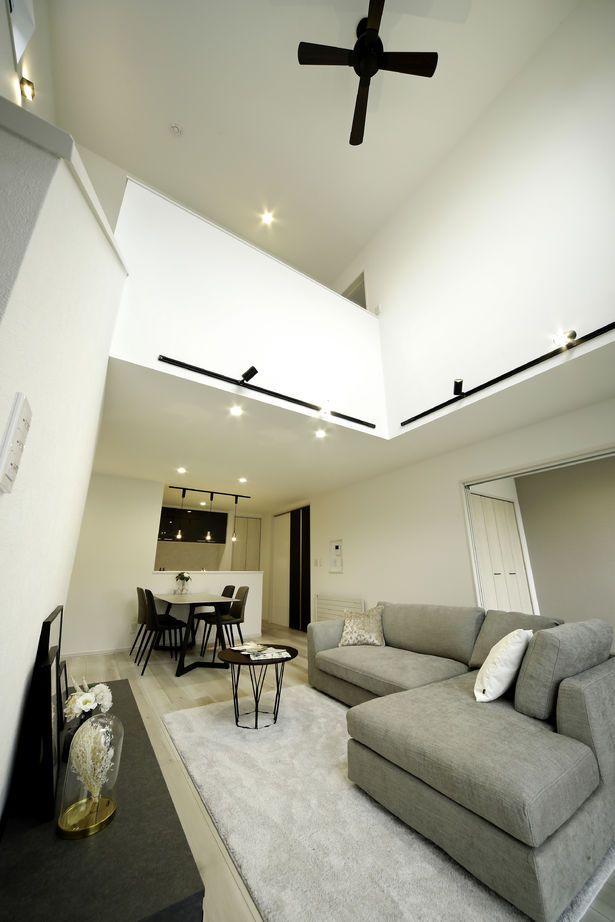 豊栄建設 【札幌市/吹抜け/モダン/ホテルライク】オンとオフを切り替えやすい洗練されたホテルライクな住空間の建築実例画像3