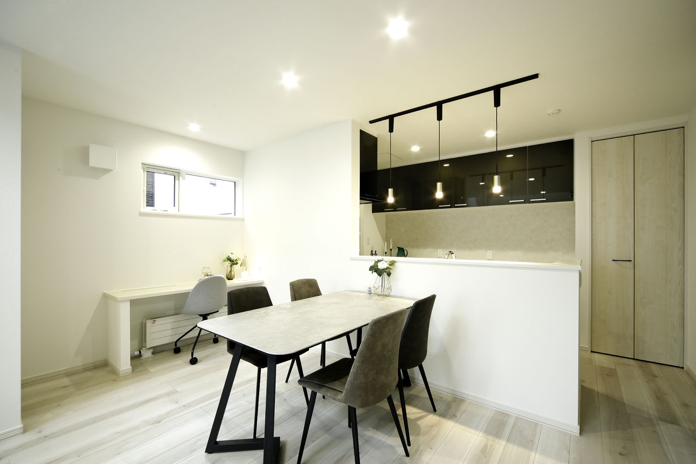 豊栄建設 【札幌市/吹抜け/モダン/ホテルライク】オンとオフを切り替えやすい洗練されたホテルライクな住空間の建築実例画像4