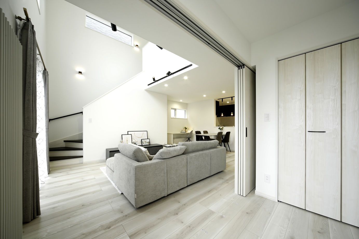 豊栄建設 【札幌市/吹抜け/モダン/ホテルライク】オンとオフを切り替えやすい洗練されたホテルライクな住空間の建築実例画像5