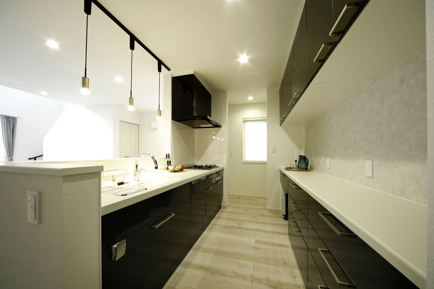 豊栄建設 【札幌市/吹抜け/モダン/ホテルライク】オンとオフを切り替えやすい洗練されたホテルライクな住空間の建築実例画像6