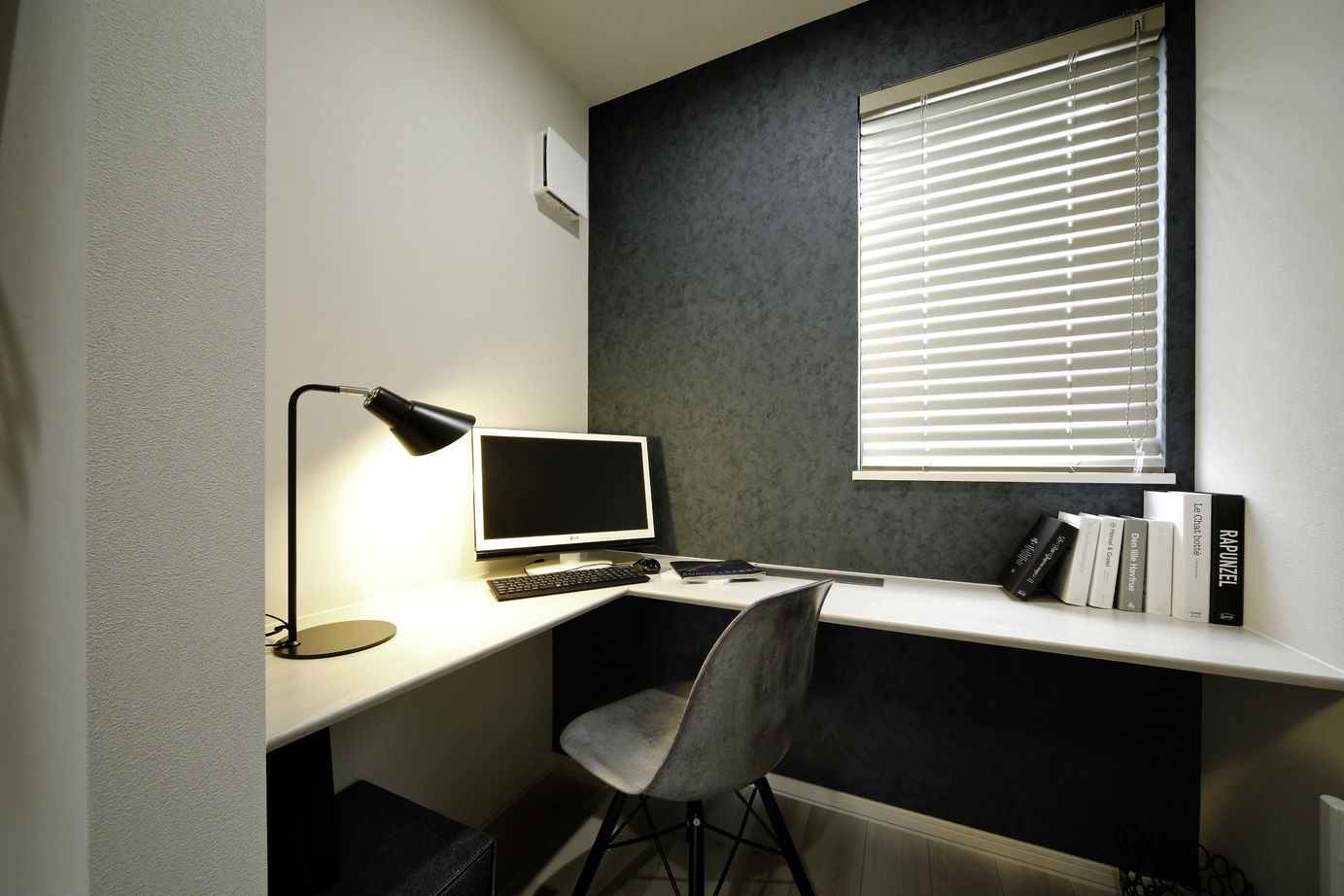 豊栄建設 【札幌市/吹抜け/モダン/ホテルライク】オンとオフを切り替えやすい洗練されたホテルライクな住空間の建築実例画像7