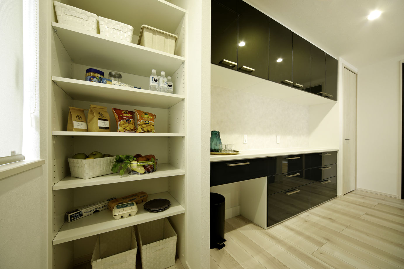 豊栄建設 【札幌市/吹抜け/モダン/ホテルライク】オンとオフを切り替えやすい洗練されたホテルライクな住空間の建築実例画像8