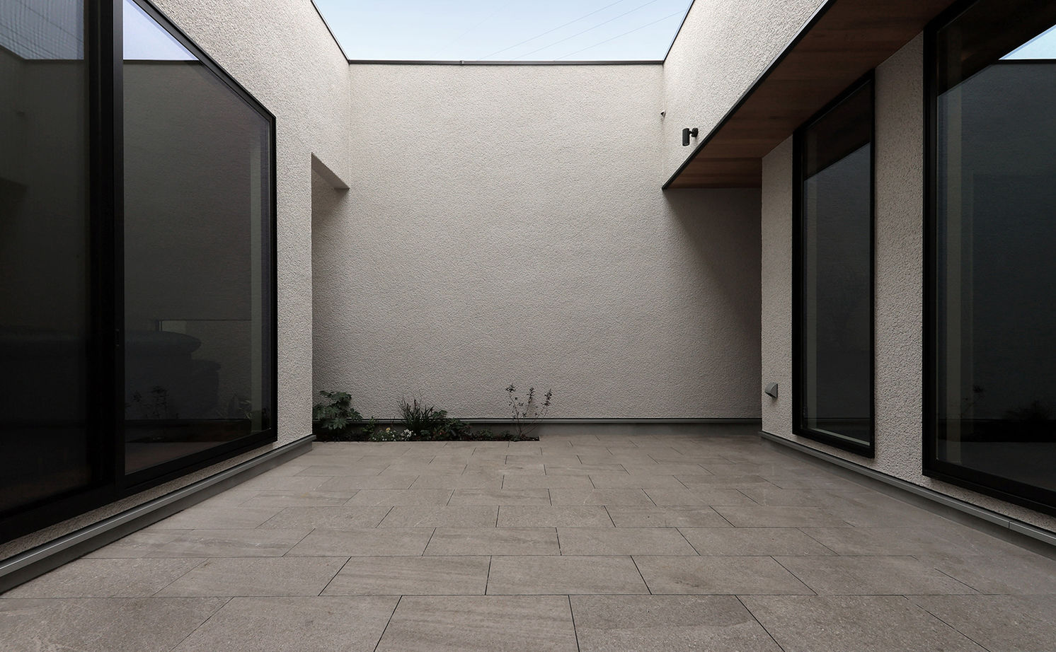 ue_bo design 【60坪以下/コの字型×中庭】自然素材のテクスチャーの質感と美しさ。中庭を通じて外に開ける景色を愉しむ家の建築実例画像3