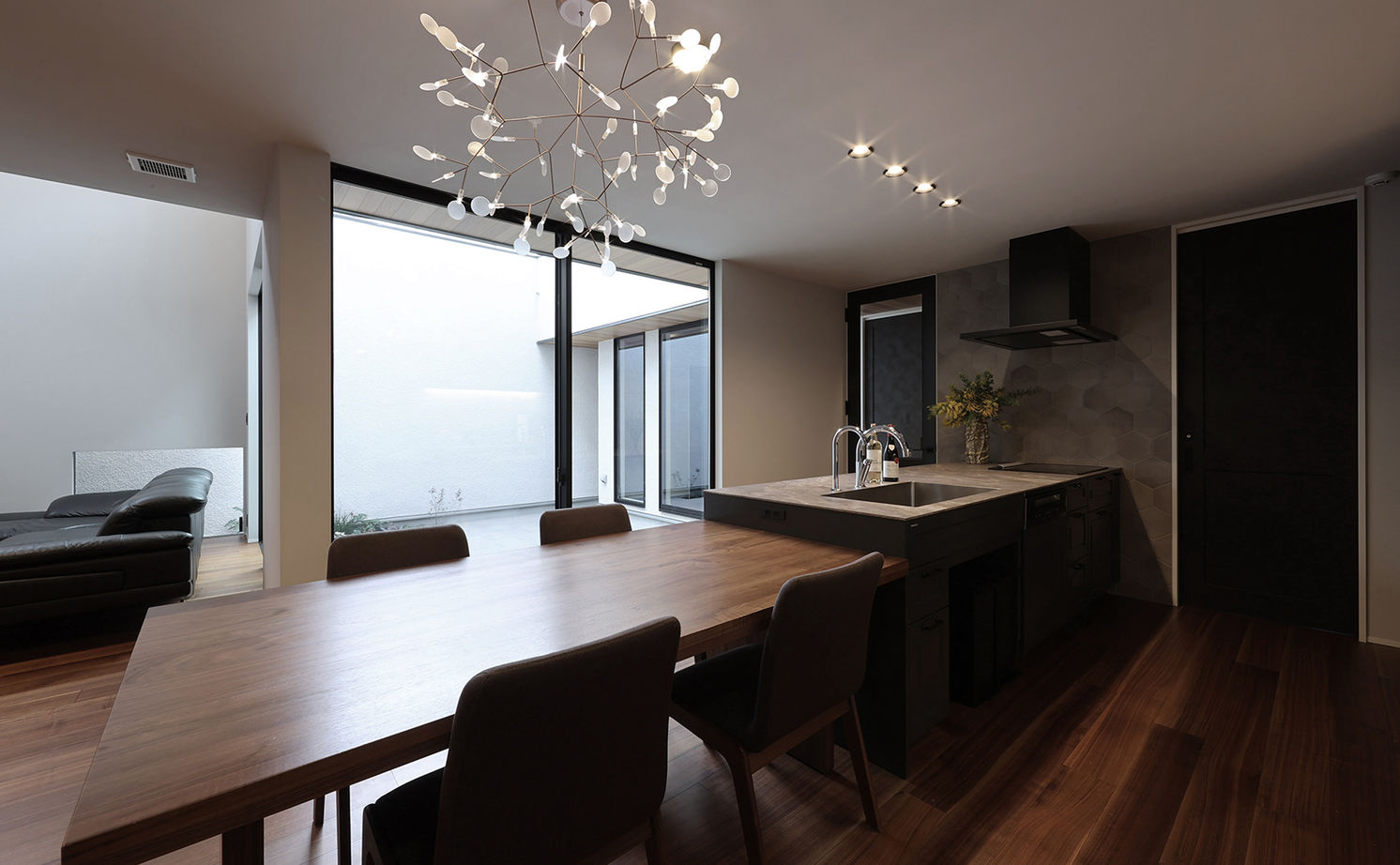 ue_bo design 【60坪以下/コの字型×中庭】自然素材のテクスチャーの質感と美しさ。中庭を通じて外に開ける景色を愉しむ家の建築実例画像5