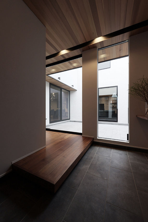 ue_bo design 【60坪以下/コの字型×中庭】自然素材のテクスチャーの質感と美しさ。中庭を通じて外に開ける景色を愉しむ家の建築実例画像6