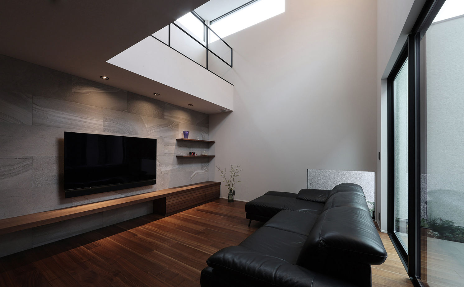 ue_bo design 【60坪以下/コの字型×中庭】自然素材のテクスチャーの質感と美しさ。中庭を通じて外に開ける景色を愉しむ家の建築実例画像7