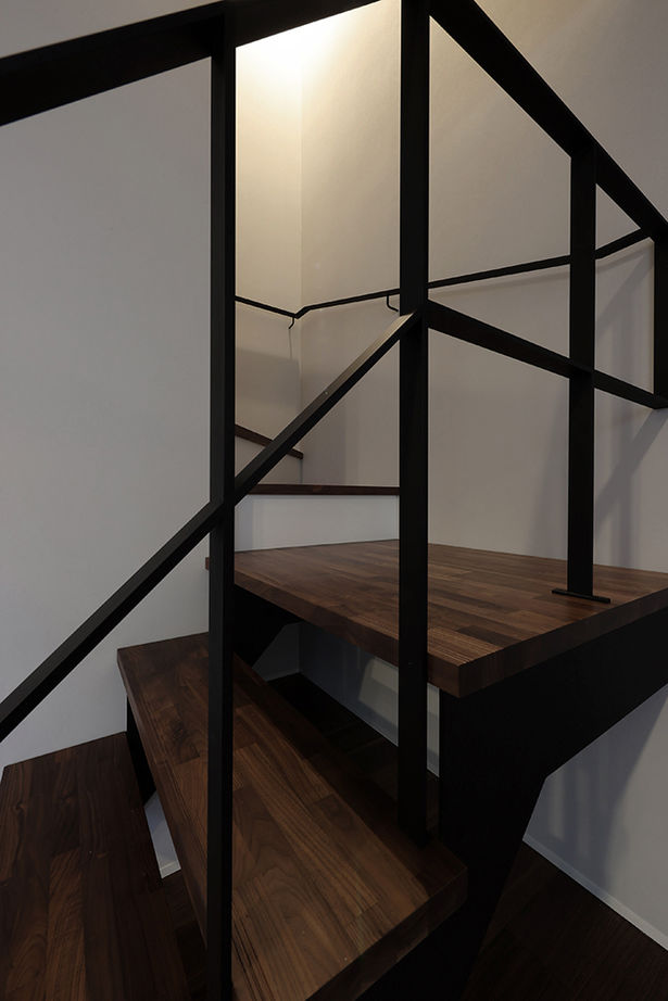 ue_bo design 【60坪以下/コの字型×中庭】自然素材のテクスチャーの質感と美しさ。中庭を通じて外に開ける景色を愉しむ家の建築実例画像11