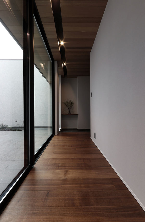 ue_bo design 【60坪以下/コの字型×中庭】自然素材のテクスチャーの質感と美しさ。中庭を通じて外に開ける景色を愉しむ家の建築実例画像14