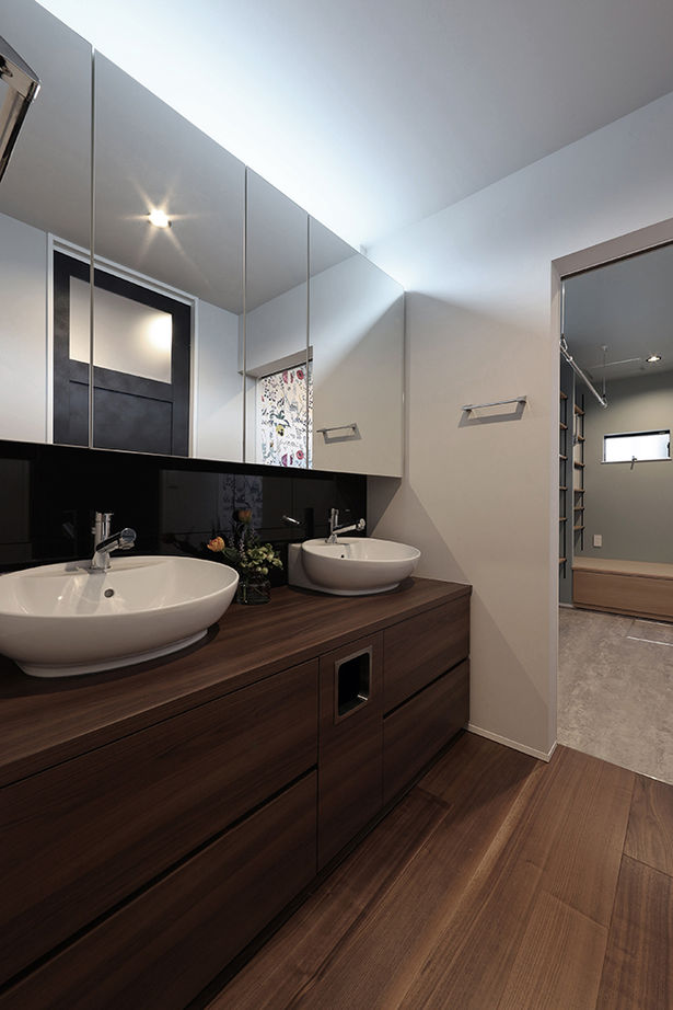 ue_bo design 【60坪以下/コの字型×中庭】自然素材のテクスチャーの質感と美しさ。中庭を通じて外に開ける景色を愉しむ家の建築実例画像15