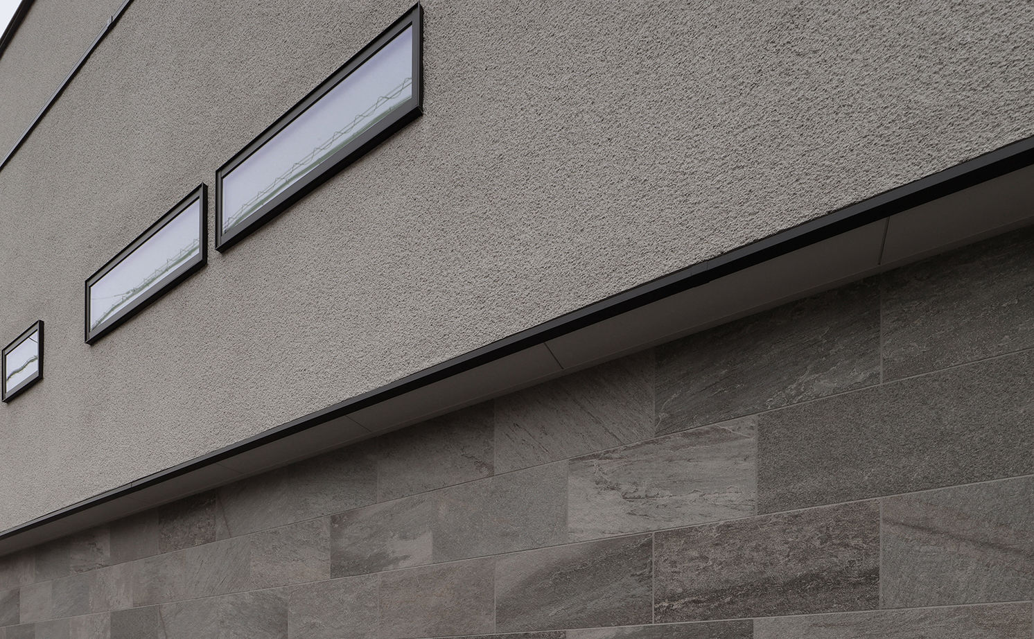 ue_bo design 【60坪以下/コの字型×中庭】自然素材のテクスチャーの質感と美しさ。中庭を通じて外に開ける景色を愉しむ家の建築実例画像20