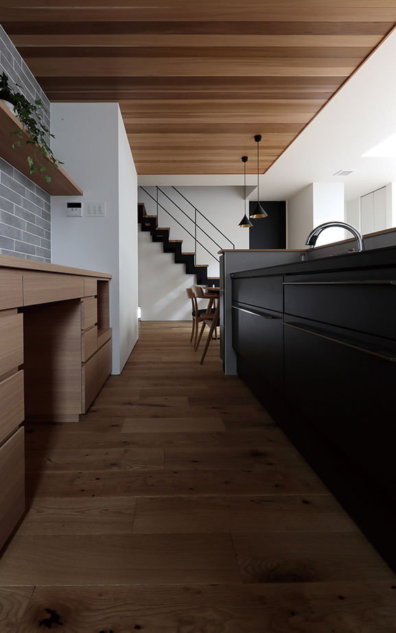 ue_bo design 【3000万円台｜間取り図有｜30坪台】空間を構成する「線」まで美しい、別荘のように寛げる家の建築実例画像3