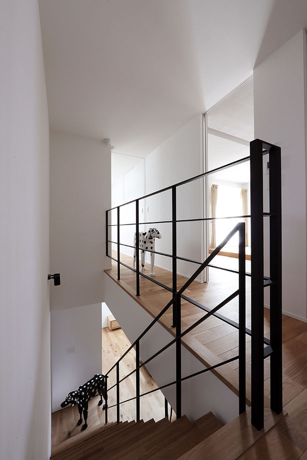 ue_bo design 【3000万円台｜間取り図有｜30坪台】空間を構成する「線」まで美しい、別荘のように寛げる家の建築実例画像6