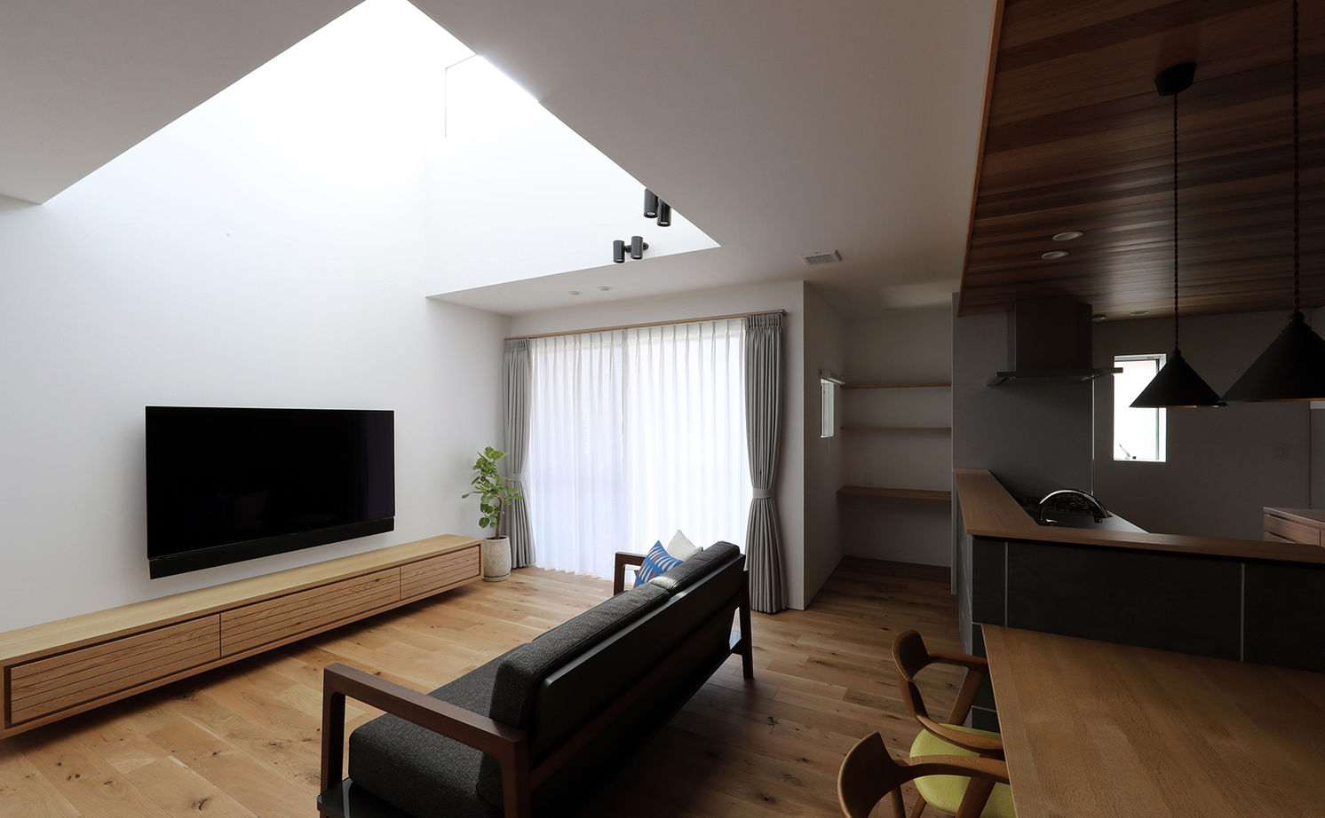 ue_bo design 【3000万円台｜間取り図有｜30坪台】空間を構成する「線」まで美しい、別荘のように寛げる家の建築実例画像7