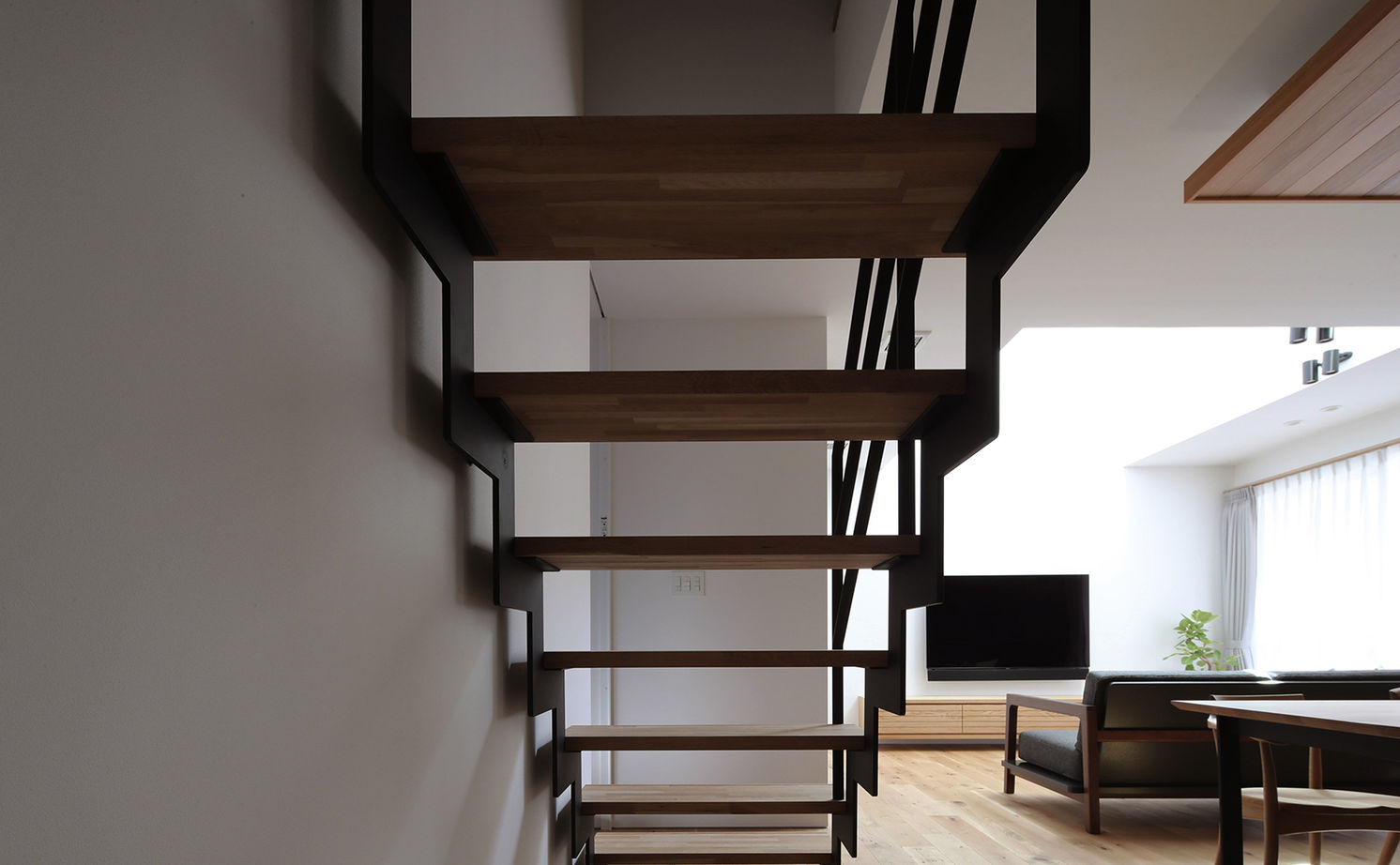 ue_bo design 【3000万円台｜間取り図有｜30坪台】空間を構成する「線」まで美しい、別荘のように寛げる家の建築実例画像9