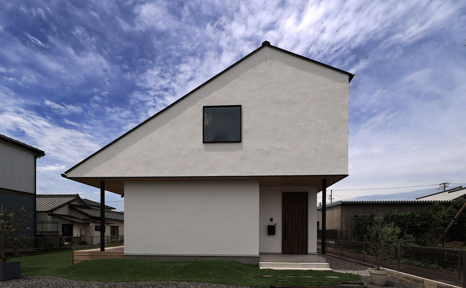 ue_bo design 【3000万円以下｜間取り図有｜40坪以下】見る角度によって表情が変化する、おしゃれな家の建築実例画像3