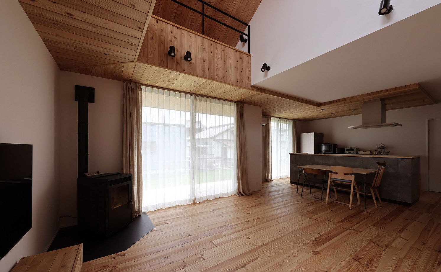 ue_bo design 【3000万円以下｜間取り図有｜40坪以下】見る角度によって表情が変化する、おしゃれな家の建築実例画像4