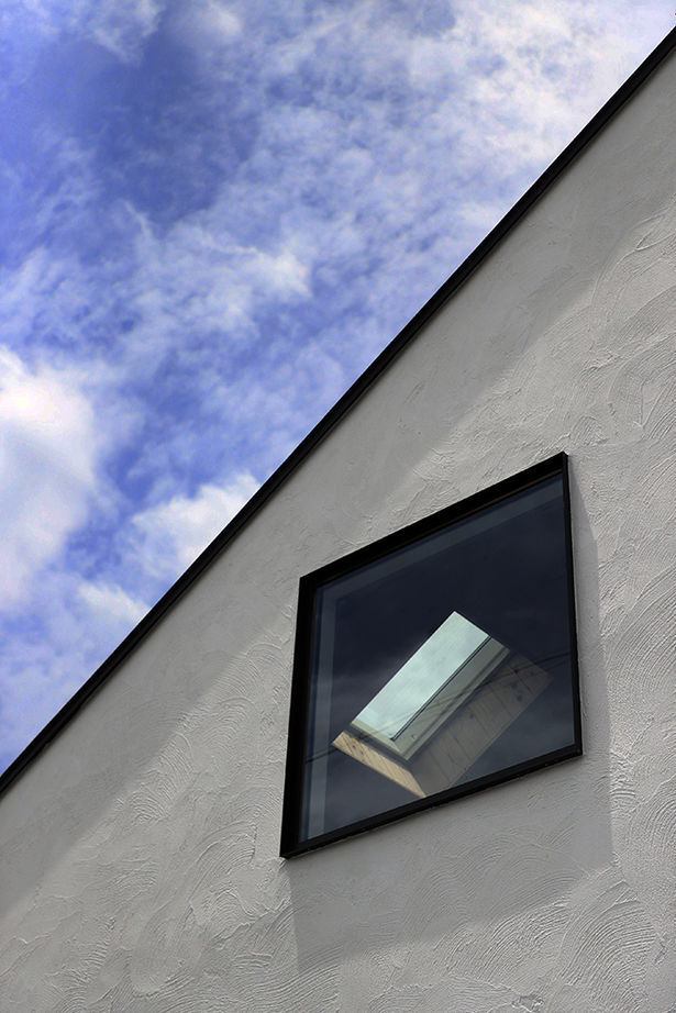 ue_bo design 【3000万円以下｜間取り図有｜40坪以下】見る角度によって表情が変化する、おしゃれな家の建築実例画像8