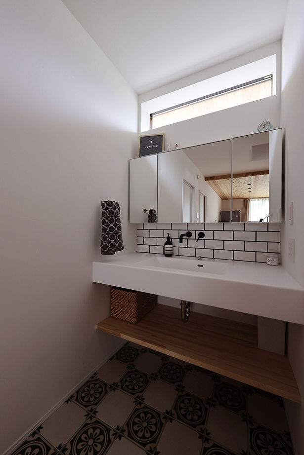 ue_bo design 【3000万円以下｜間取り図有｜40坪以下】見る角度によって表情が変化する、おしゃれな家の建築実例画像12