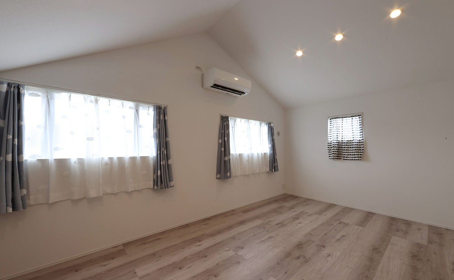 ue_bo design 【3000万円以下｜間取り図有｜40坪以下】見る角度によって表情が変化する、おしゃれな家の建築実例画像19