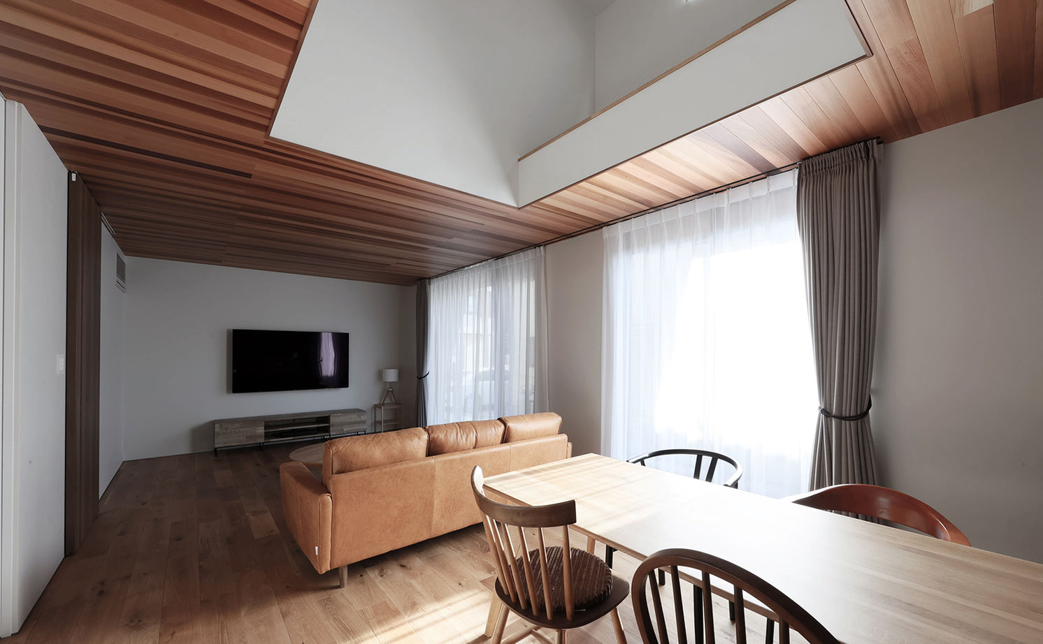 ue_bo design 【2000万円台/30坪/平屋/間取り図有】美しいフォルムと素材の質感を愉しむ。旅するように暮らす平屋の建築実例画像2