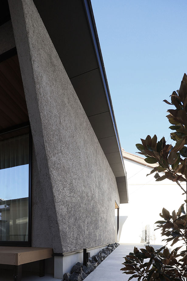 ue_bo design 【2000万円台/30坪/平屋/間取り図有】美しいフォルムと素材の質感を愉しむ。旅するように暮らす平屋の建築実例画像3