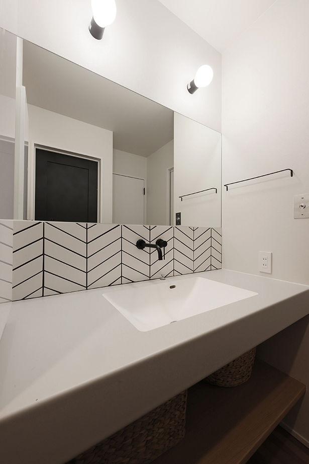 ue_bo design 【2000万円台/30坪/平屋/間取り図有】美しいフォルムと素材の質感を愉しむ。旅するように暮らす平屋の建築実例画像8