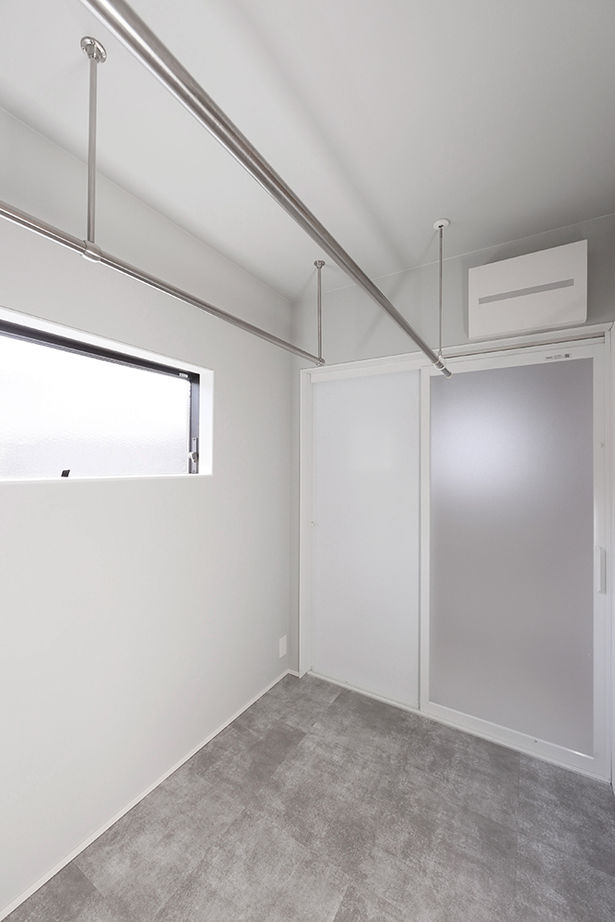 ue_bo design 【2000万円台/30坪/平屋/間取り図有】美しいフォルムと素材の質感を愉しむ。旅するように暮らす平屋の建築実例画像12