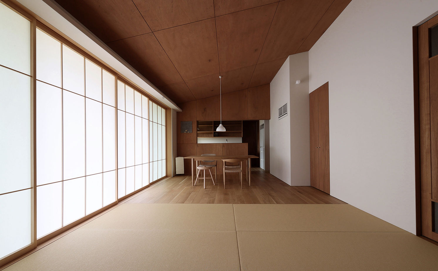 ue_bo design 【3000万円台｜平屋｜32坪】障子からこぼれる光、陰影。侘び寂びを感じる和モダンな「平屋」の建築実例画像4