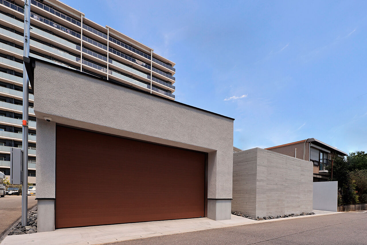 ue_bo design 【平屋｜ガレージ｜L字型｜60坪台】アプローチから非日常感漂う、外の世界と一線を画すガレージ付き平屋の建築実例画像2