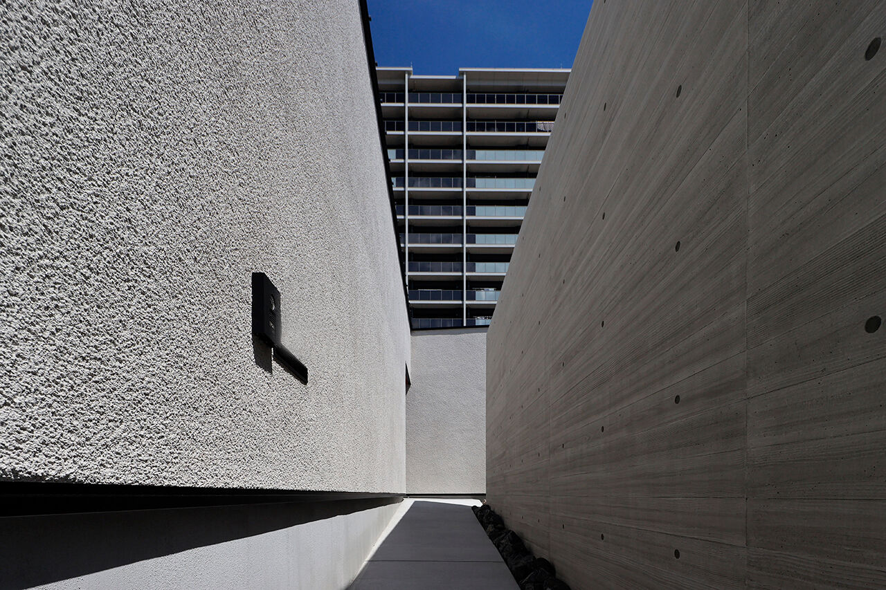 ue_bo design 【平屋｜ガレージ｜L字型｜60坪台】アプローチから非日常感漂う、外の世界と一線を画すガレージ付き平屋の建築実例画像3