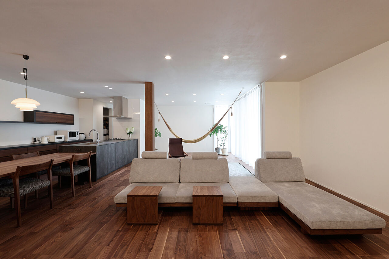 ue_bo design 【平屋｜ガレージ｜L字型｜60坪台】アプローチから非日常感漂う、外の世界と一線を画すガレージ付き平屋の建築実例画像4