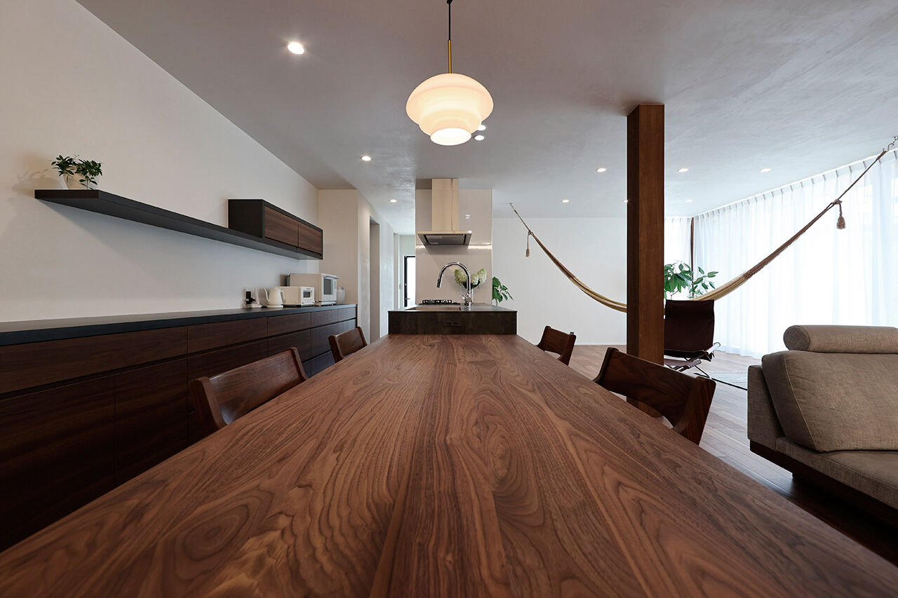 ue_bo design 【平屋｜ガレージ｜L字型｜60坪台】アプローチから非日常感漂う、外の世界と一線を画すガレージ付き平屋の建築実例画像5